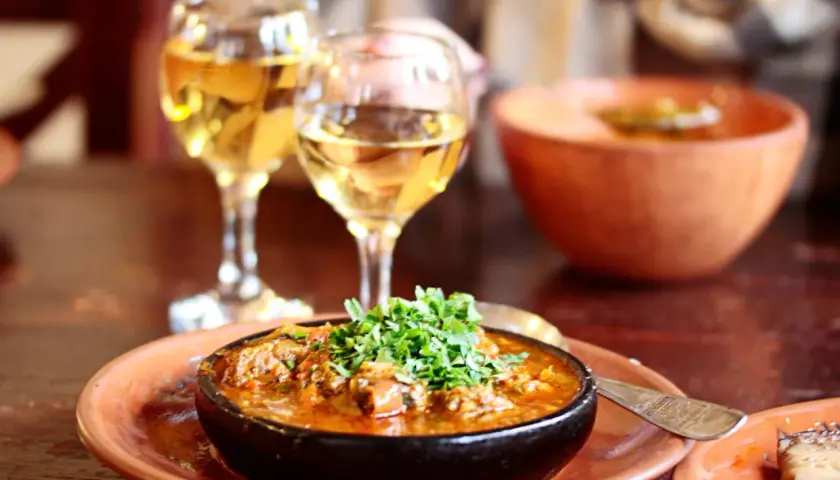 Un plat épicé de chili con carne, garni de persil frais, accompagné de deux verres de vin blanc. Quel vin blanc avec chili con carne ?