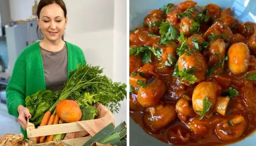 Une femme tient un panier de légumes frais. À côté, un plat appétissant de champignons à la grecque, garni de persil frais.
