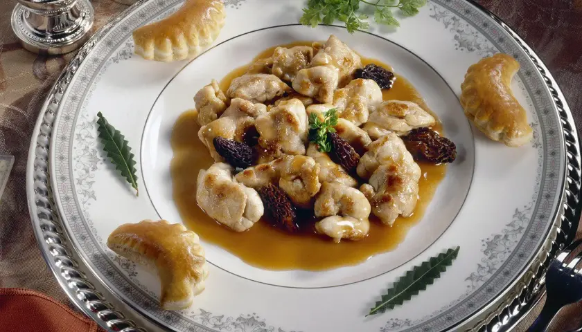 Un délicieux sauté de veau aux champignons, servi avec des feuilletés. Quel vin avec un sauté de veau aux champignons ? Un vin blanc sec ou un rouge léger.