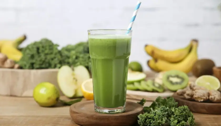 Un verre de smoothie vert, fait de fruits et légumes comme des bananes, pommes, kiwis et kale. C'est ça, qu'est ce qu'un smoothie !
