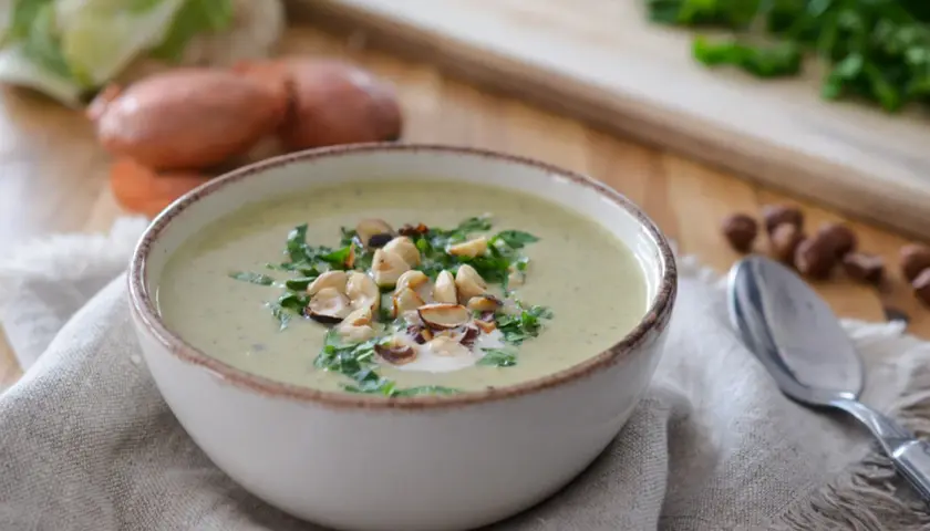 Velouté d'asperges chef étoilé, garni de noisettes grillées et persil frais. Une touche de crème pour parfaire ce délice.