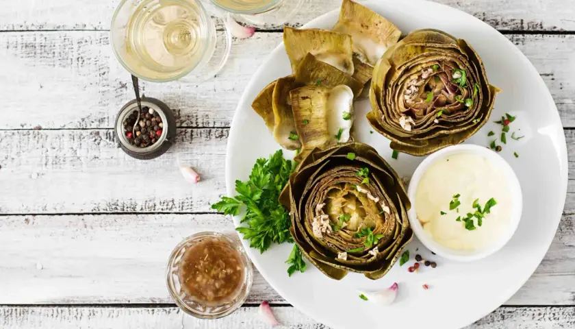 Artichauts à la romaine, tendres et savoureux, servis avec une sauce crémeuse et des herbes fraîches. Un délice pour les papilles.
