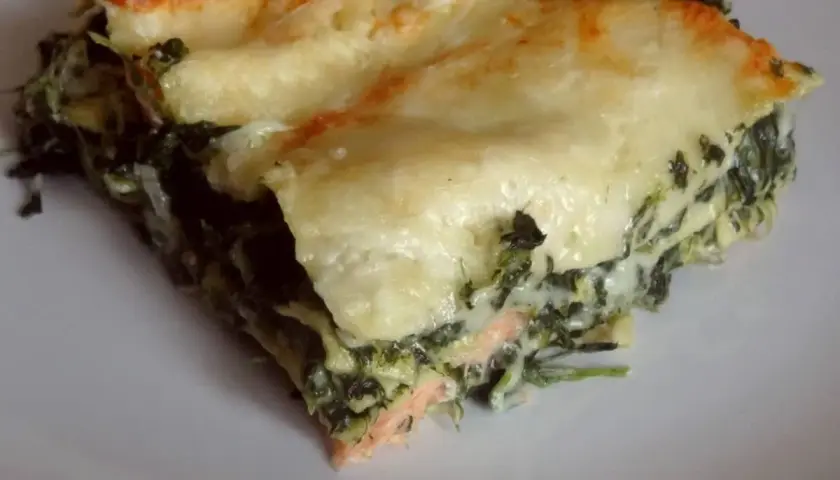 Part de lasagne saumon épinard béchamel, gratinée et savoureuse. Une recette parfaite pour un repas réconfortant.