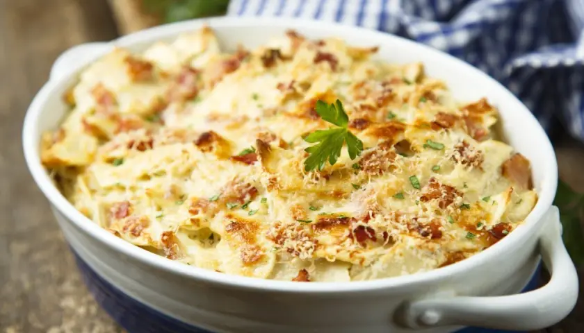Une délicieuse tartiflette gratinée, parfaite avec un vin blanc savoyard. Quel vin pour une tartiflette ? Un Apremont ou un Chignin !
