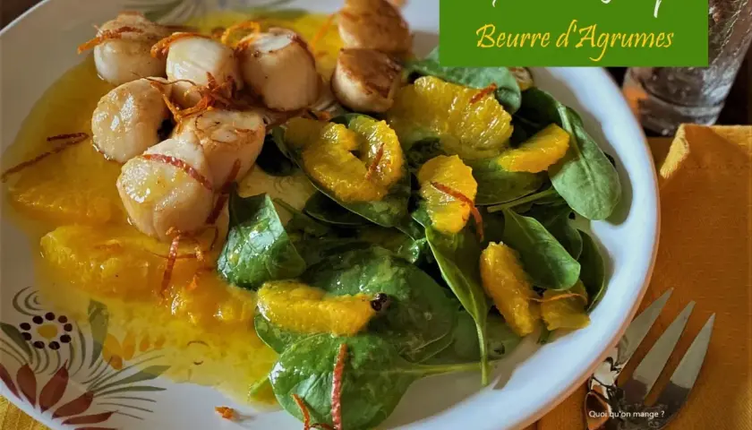 Noix de Saint-Jacques poêlées sur lit d'épinards et d'oranges, une recette de coquille saint jacques facile et savoureuse.