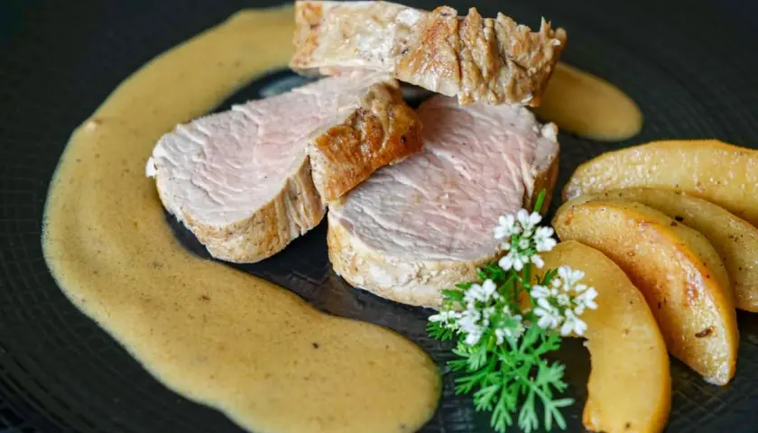Filet mignon de porc, sauce onctueuse, pommes caramélisées. Une recette digne d'un chef étoilé pour un repas d'exception.