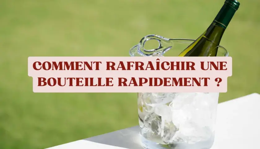 Une bouteille de vin blanc dans un seau à glace, avec le texte "COMMENT RAFRAÎCHIR UNE BOUTEILLE RAPIDEMENT ?" pour vous aider à refroidir une bouteille rapidement.