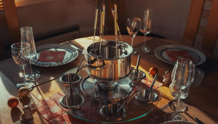 Service à fondue chinoise prêt pour un repas convivial. Quel vin avec fondue chinoise ? La table est dressée avec soin, attendant les convives.