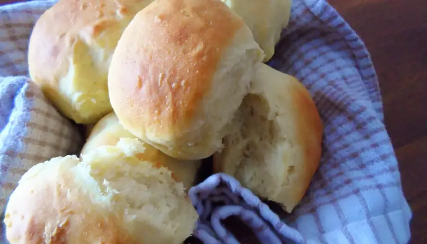Petits pains maison dorés, moelleux et aériens. Une recette de petit pain maison facile et rapide pour le plaisir des gourmands.