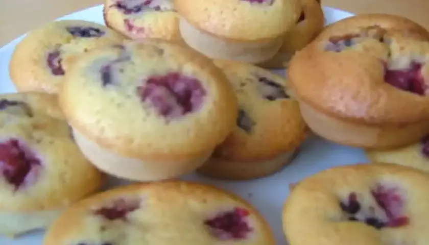 Petits gâteaux individuels aux fruits rouges, une recette facile pour le goûter.