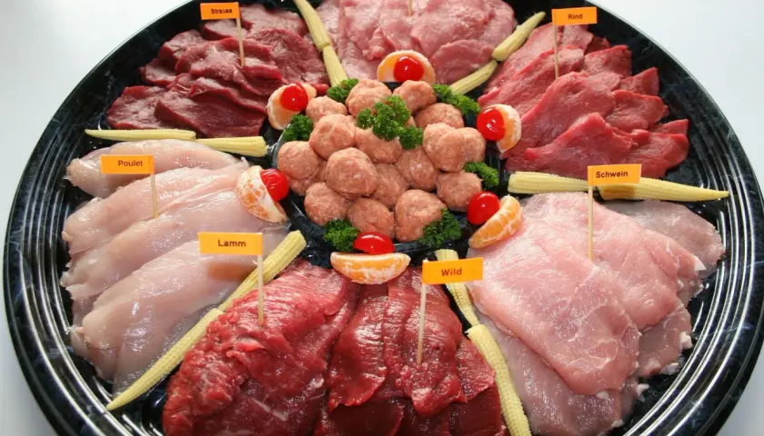 Plateau de viandes variées pour fondue bourguignonne : bœuf, poulet, agneau, porc, veau, autruche et gibier.