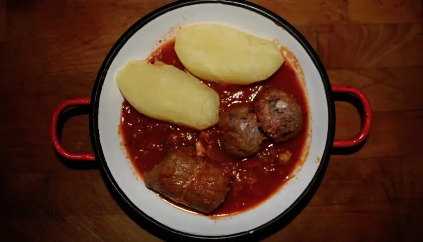 Un plat de viande en sauce avec des pommes de terre, un peu comme une alouette sans tête, prêt à être dégusté.