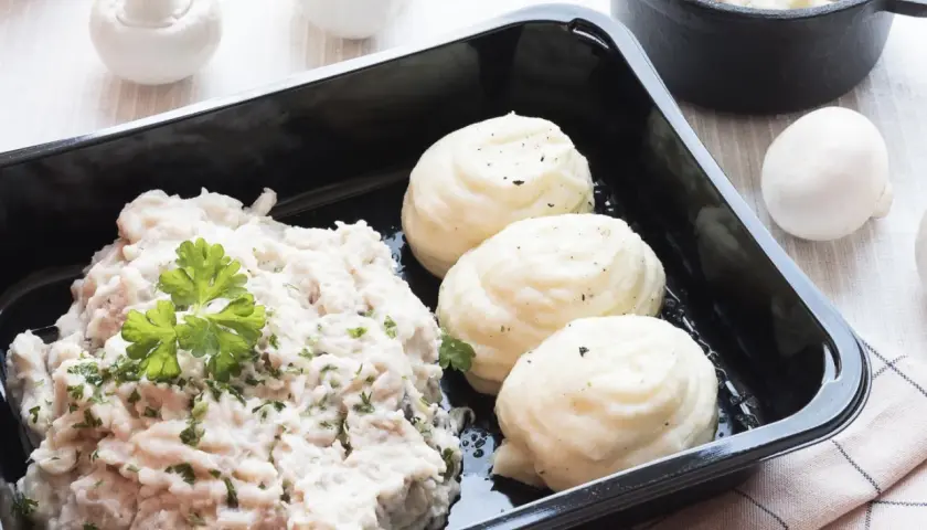 Quel accompagnement avec des vol-au-vent ? Une purée de pommes de terre onctueuse et une garniture crémeuse aux champignons.