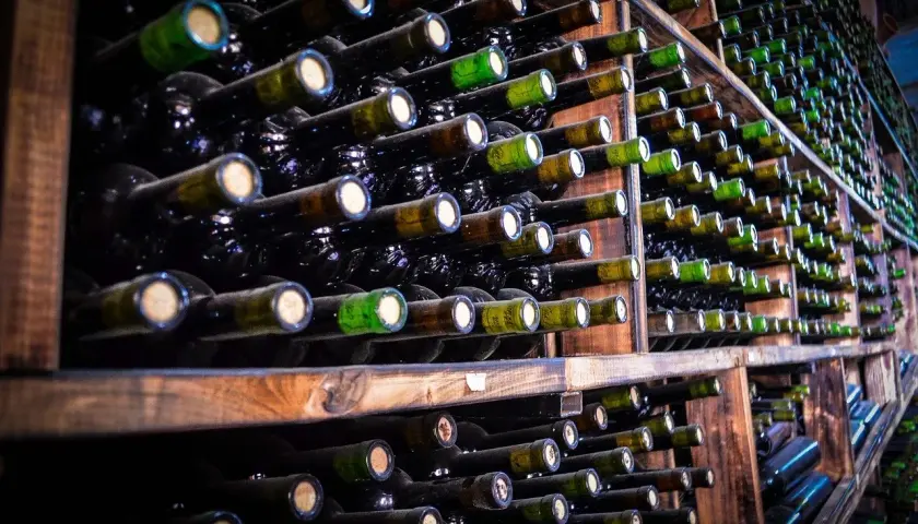 Des étagères en bois remplies de bouteilles de vin, un spectacle impressionnant pour la garde des vins.