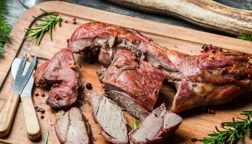 Gigot de 7 heures, tendre et juteux, prêt à être dégusté. Quel vin avec ce plat ? Un vin rouge corsé, comme un Bordeaux ou un Rhône, serait parfait.
