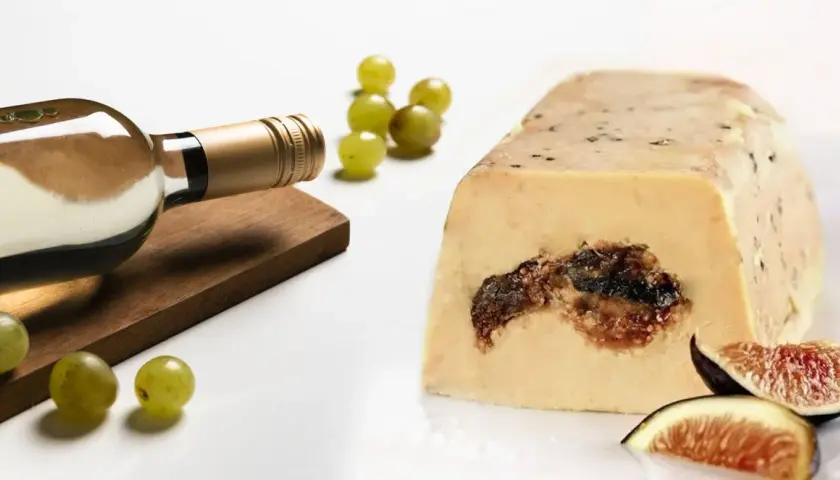 Bouteille de vin blanc, raisins et foie gras aux figues, un accord parfait pour le saumon.