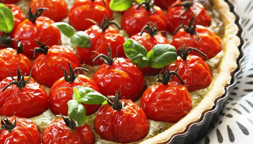 Tarte aux tomates cerises rôties et basilic frais, un accompagnement tarte tomate parfait pour l'été.