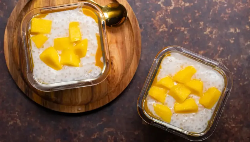 Deux coupelles de tapioca au lait de coco, garnies de dés de mangue fraîche. Un délice tropical.