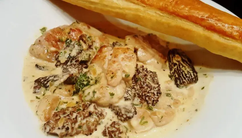 Quel accompagnement avec des ris de veau aux morilles ? Une belle baguette dorée pour saucer cette divine sauce crémeuse aux morilles et ris de veau.