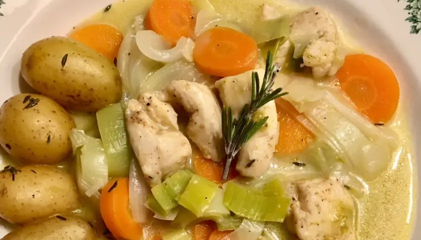Un réconfortant waterzoi de poisson, avec des pommes de terre, carottes, poireaux et poulet, garni de romarin.