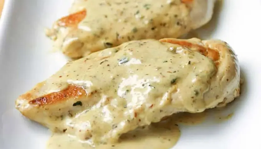 Escalopes de poulet onctueuses nappées d'une sauce crémeuse aux herbes. Un plat savoureux et réconfortant.