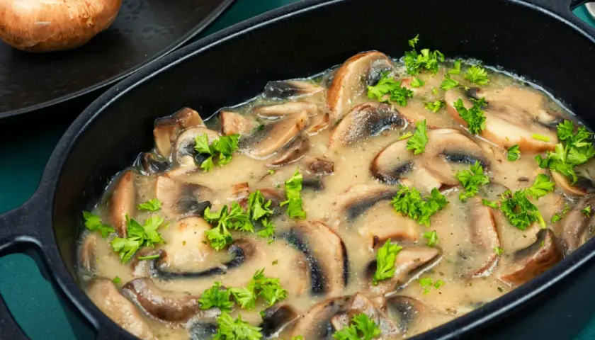 Champignons à la crème, tendres et savoureux, mijotés dans une sauce onctueuse et parsemés de persil frais. Un délice réconfortant.