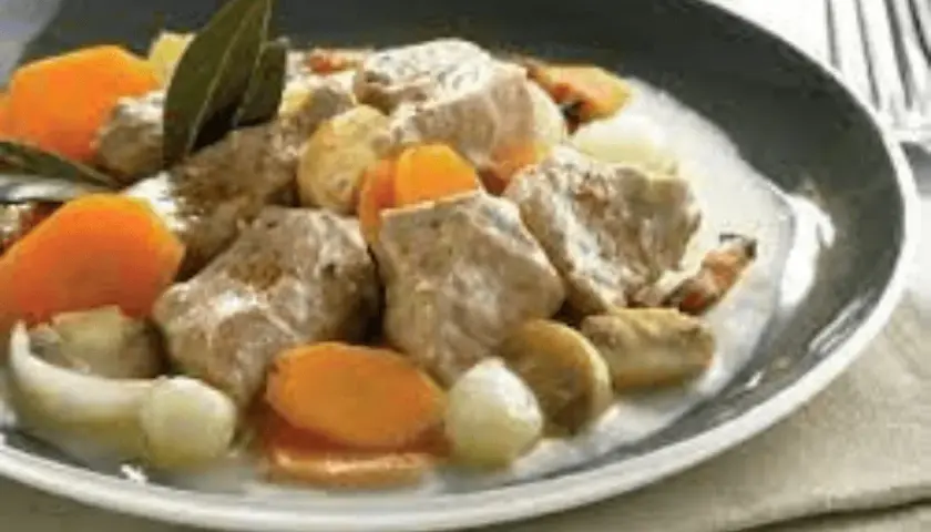 Blanquette de veau cocotte minute : tendres morceaux de veau mijotés avec carottes, oignons grelots et laurier dans une sauce onctueuse.