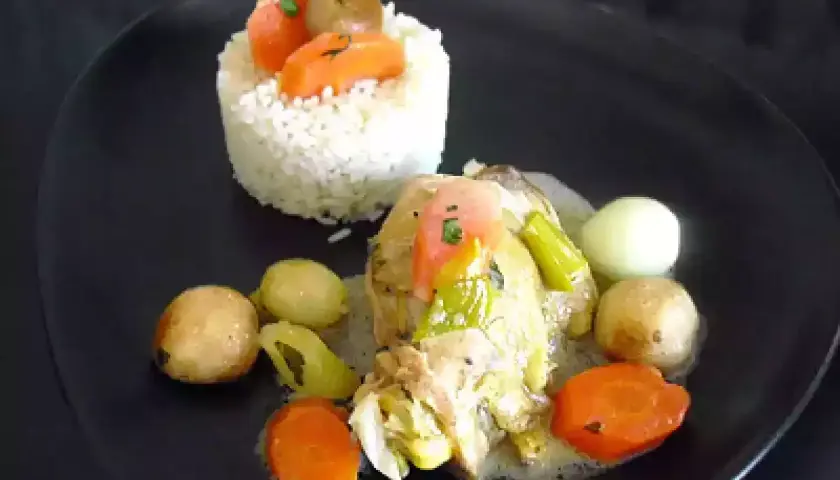 Un plat de blanquette de poulet avec riz, carottes et pommes de terre. Un délice pour les papilles !