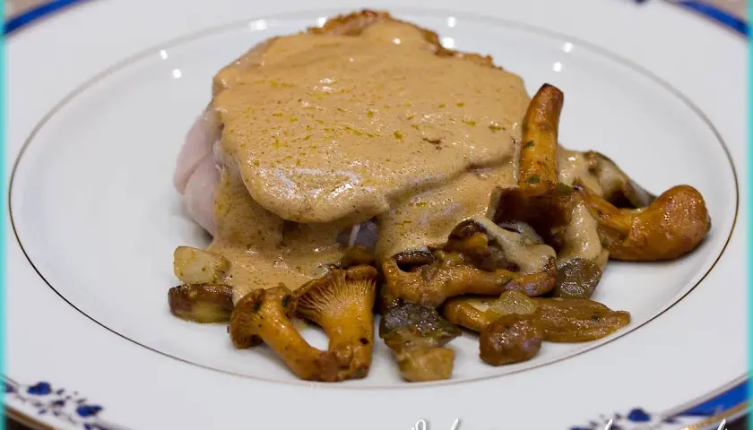 Un délicieux grenadin de veau nappé d'une sauce onctueuse, accompagné de girolles poêlées. Un plat qui promet une expérience gourmande.