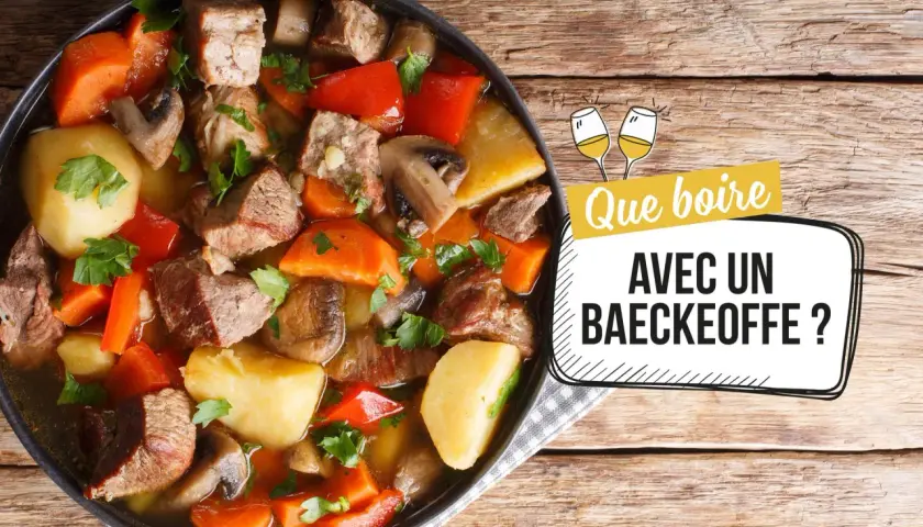 Un plat mijoté de baeckeoffe avec des morceaux de viande, pommes de terre, carottes et champignons. La question "Quel vin avec baeckeoffe ?" est affichée.