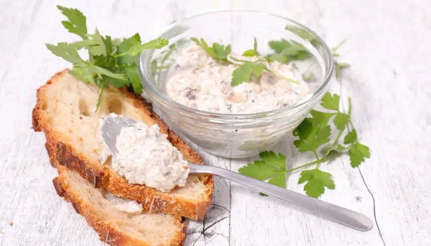 Délicieuse recette rillettes de maquereau sur pain grillé, garnie de persil frais. Un délice à tartiner !