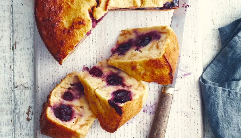 Gâteau aux cerises, une délicieuse recette mendiant alsacien. Des parts généreuses sur une planche en bois.