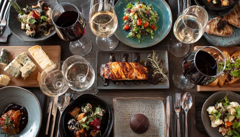 Un festin gourmand : que manger avec du Sauternes ? Fromages, poisson, salade, et même un dessert au chocolat, tout est là pour un accord parfait.