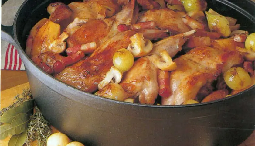 Délicieuse recette de cuisses de lapin en cocotte, mijotées avec des légumes et des lardons. Un plat réconfortant et savoureux.