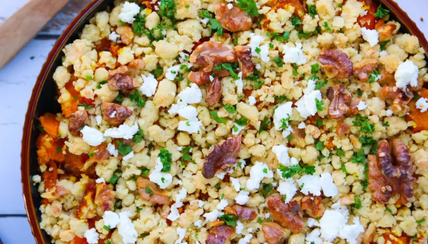 Crumble de légumes aux noix et feta. Une idée savoureuse pour savoir que servir avec un crumble de légumes.