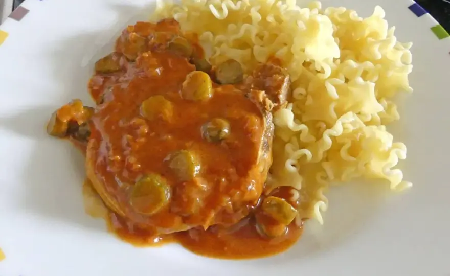 Côte de porc à la charcutière, sauce vive et cuisson juteuse
