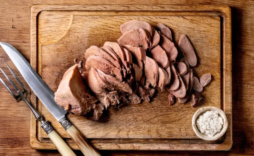 Langue de bœuf à la sauce piquante aux cornichons - façon bistrot
