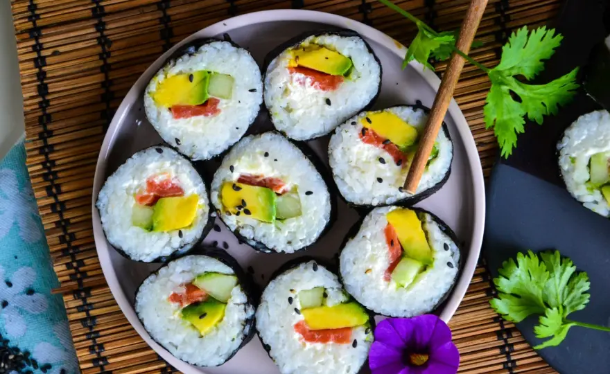 Sushis maison - réussir le riz, le roulage et les garnitures