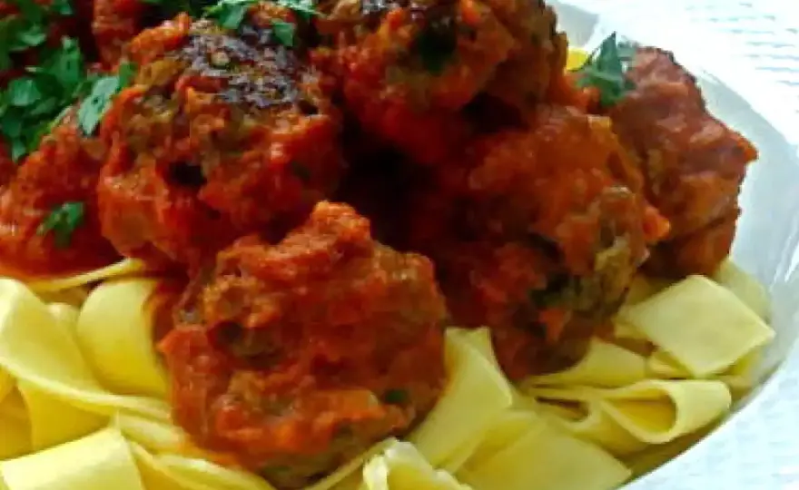 Boulettes de viande italiennes moelleuses et sauce tomate simple