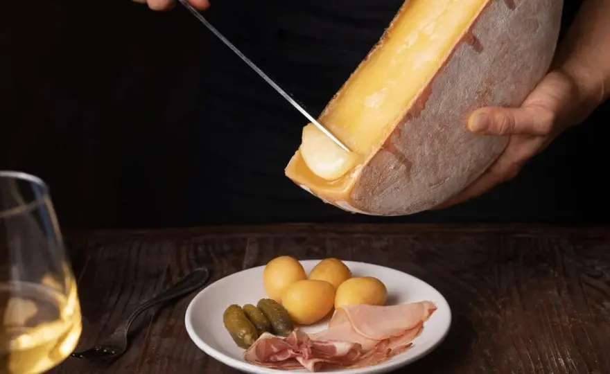 Que boire avec une raclette ? Les accords qui marchent vraiment