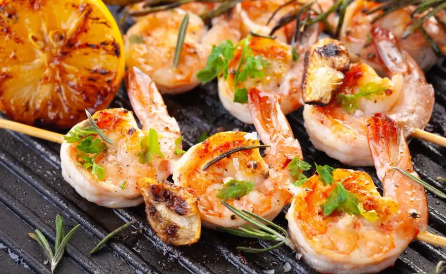 Recette plancha conviviale pour poulet, gambas et légumes