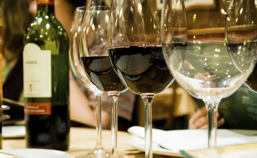Lire la robe d’un vin - ce qu’elle révèle vraiment