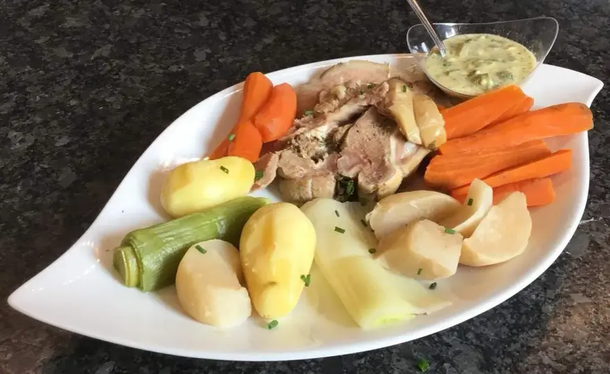 Tête de veau - cuisson douce, sauce gribiche et service bistrot