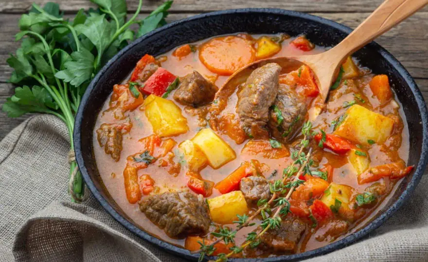 Goulash hongrois authentique - le bon équilibre du plat