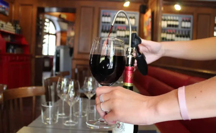 Vin rouge ouvert - Le garder frais plus longtemps, c'est facile!