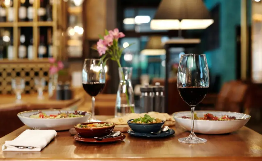 Vin rouge tannique et puissant - comment le servir et l'accorder
