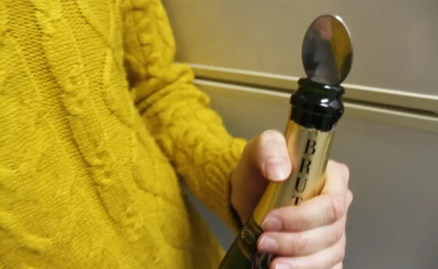 Comment refermer une bouteille de champagne - Gardez les bulles!