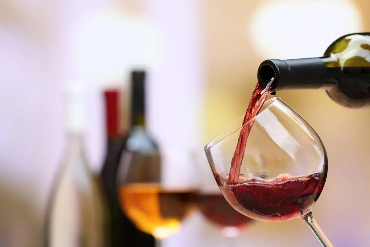 Un verre de pinot noir se remplit, prêt à accompagner un plat savoureux.