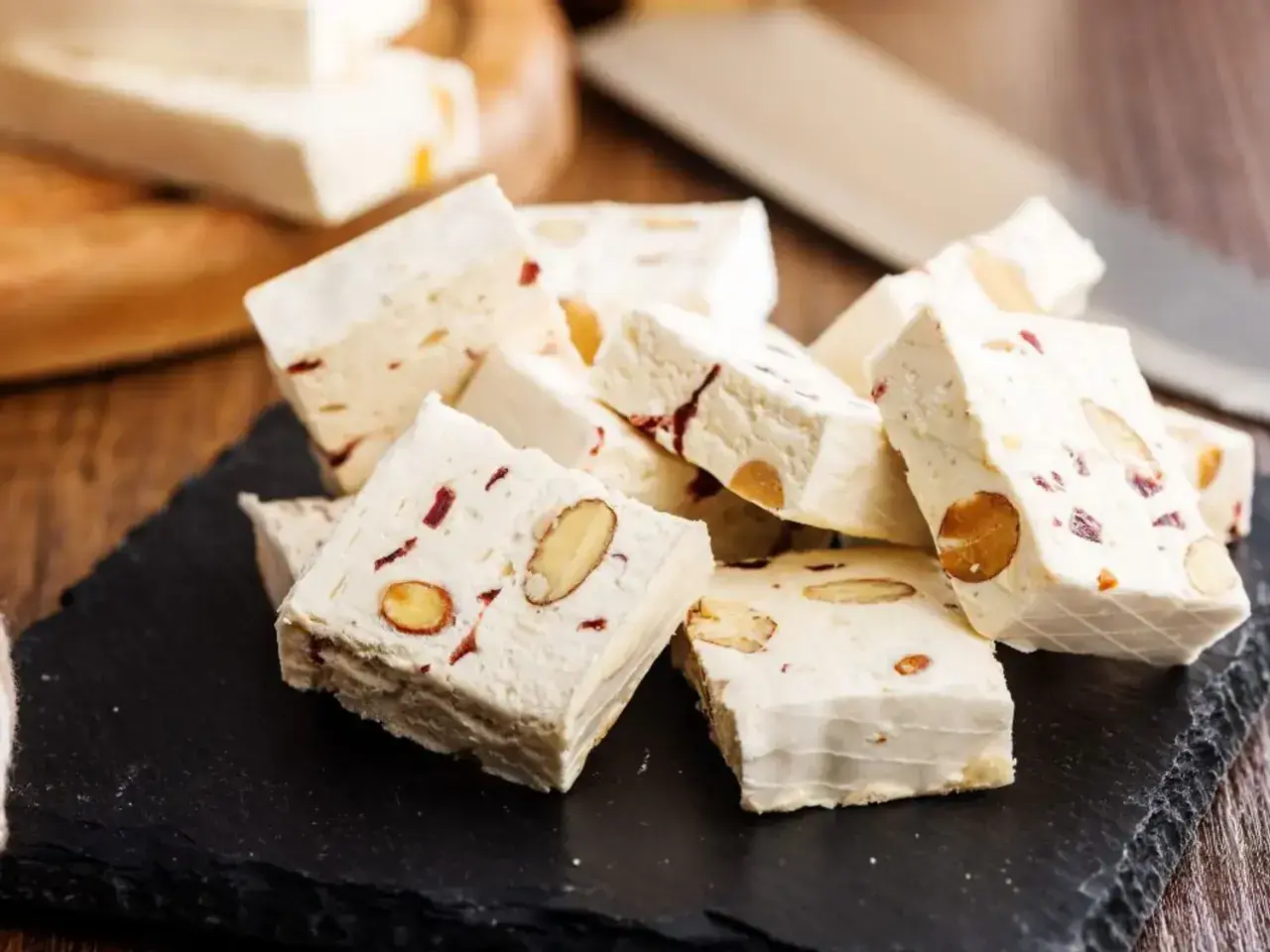 Délicieux nougat blanc aux amandes et fruits secs, parfait pour une recette maison.