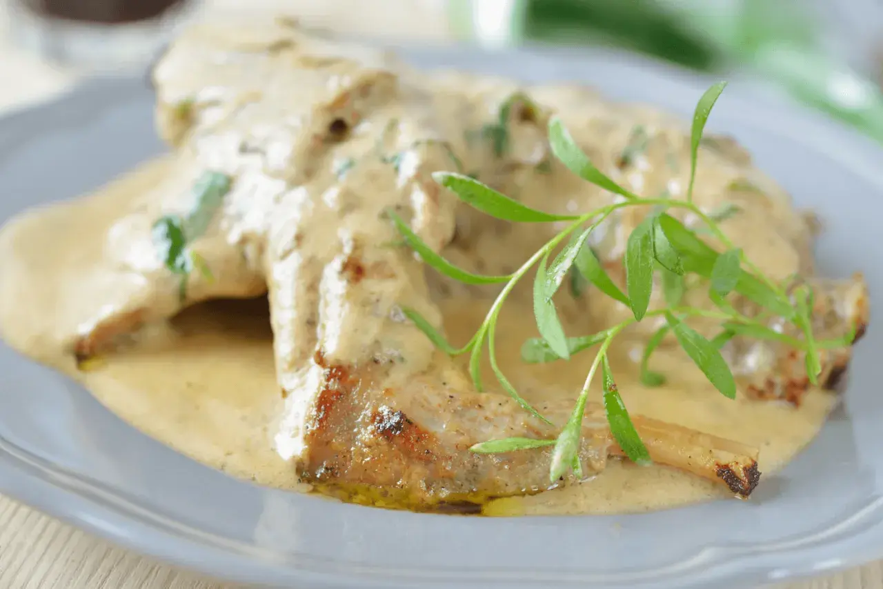 Lapin à la moutarde crémeuse, garni de romarin frais. Une question se pose : que boire avec un lapin à la moutarde ?